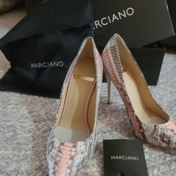 Pointed Snakeskin Pump - Picture 2 of 6